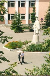 Памятник воину-освободителю на главной площади Сольцов.